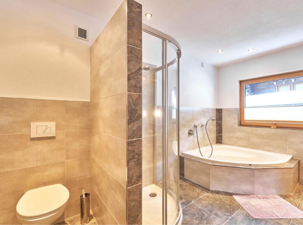Badezimmer mit WC Dusche und Badewanne